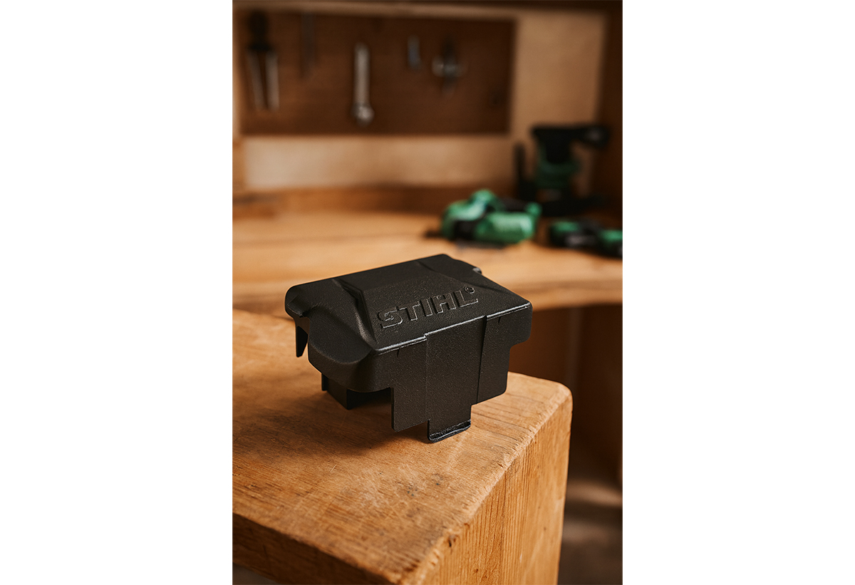 Απεικονίζεται το κάλυμμα πάνω σε πάγκο εργαστηρίου.